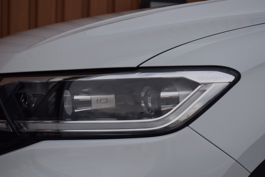 Volkswagen T-Roc 1.5 TSI R-Line Black Style | Pano | Keyless | Trekhaak | IQ light