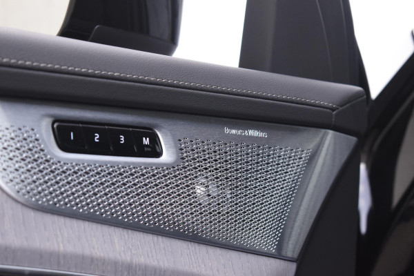 Volvo XC90 T8 455PK Plug-in hybrid AWD Ultra Dark / Bowers & Wilkins / Luchtvering / Head-Up Display / 360 Camera / Massagestoelen / Elektrisch bedienbare stoelen met geheugen / Stoelventilatie / Nappaleder / Elektrisch uitklapbare trekhaak