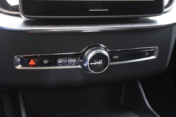 Volvo XC90 T8 455PK Plug-in hybrid AWD Ultra Dark / Bowers & Wilkins / Luchtvering / Head-Up Display / 360 Camera / Massagestoelen / Elektrisch bedienbare stoelen met geheugen / Stoelventilatie / Nappaleder / Elektrisch uitklapbare trekhaak