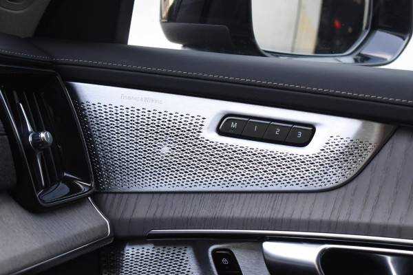 Volvo XC90 T8 455PK Plug-in hybrid AWD Ultra Dark / Bowers & Wilkins / Luchtvering / Head-Up Display / 360 Camera / Massagestoelen / Elektrisch bedienbare stoelen met geheugen / Stoelventilatie / Nappaleder / Elektrisch uitklapbare trekhaak