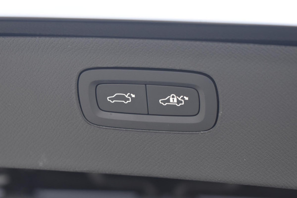 Volvo XC90 T8 455PK Plug-in hybrid AWD Ultra Dark / Bowers & Wilkins / Luchtvering / Head-Up Display / 360 Camera / Massagestoelen / Elektrisch bedienbare stoelen met geheugen / Stoelventilatie / Nappaleder / Elektrisch uitklapbare trekhaak