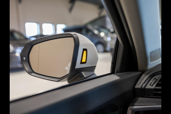 Audi Q3 35 TFSI Advanced / 150pk / Panorama dak / Stoelverwarming / Dodehoek herkenning / Achteruitrij camera /