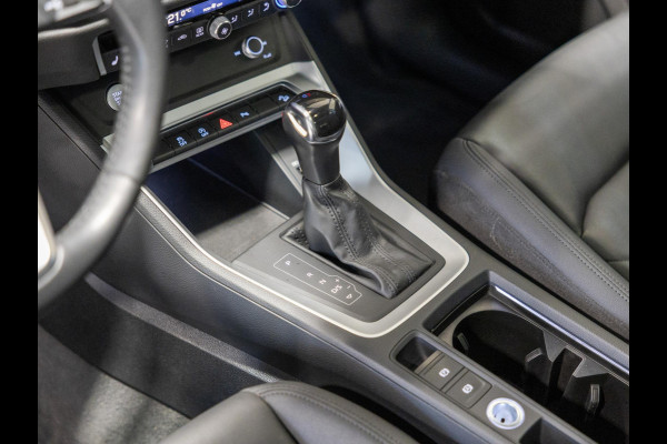 Audi Q3 35 TFSI Advanced / 150pk / Panorama dak / Stoelverwarming / Dodehoek herkenning / Achteruitrij camera /