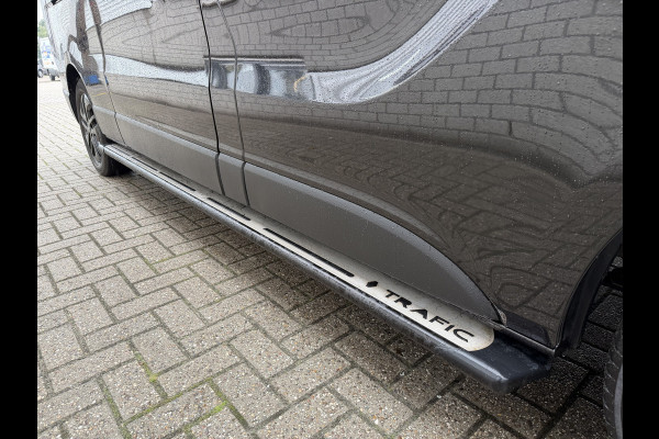 Renault Trafic 2.0 dCi 145pk T29 L2H1 Luxe DC 5 persoons / vaste prijs rijklaar € 17.950 ex btw / lease vanaf € 302 / euro 6 / bpm vrij / zwart metallic / leer / airco / cruise / navi / camera !