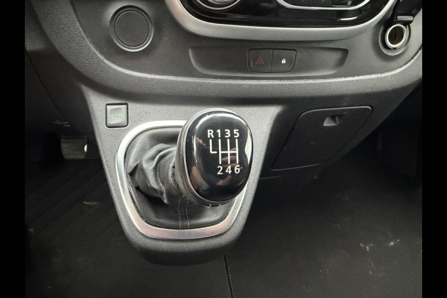 Renault Trafic 2.0 dCi 145pk T29 L2H1 Luxe DC 5 persoons / vaste prijs rijklaar € 17.950 ex btw / lease vanaf € 302 / euro 6 / bpm vrij / zwart metallic / leer / airco / cruise / navi / camera !
