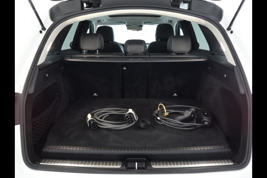 Mercedes-Benz GLC 300 e 4MATIC Premium Plus | Panoramadak | Trekhaak | Nightpakket | Inclusief 24 maanden Mercedes-Benz Certified garantie voor Europa. garage-sale