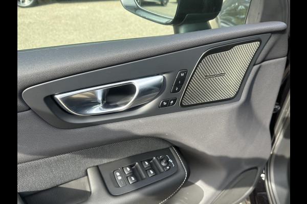 Volvo XC60 2.0 T6 Plug-in hybrid AWD Plus Black Edition SHOWROOM PRIJS VAN €51.900,- NU VOOR SLECHTS €49.877,- | LUCHTVERING | ELEK. TREKHAAK | STOEL + STOELVERWARMING | ACHTERBANK VERWAMRD | HARMAN KARDON | RIJKLAAR | FABRIEKS GARANTIE T/M 7-2027 | PANO |