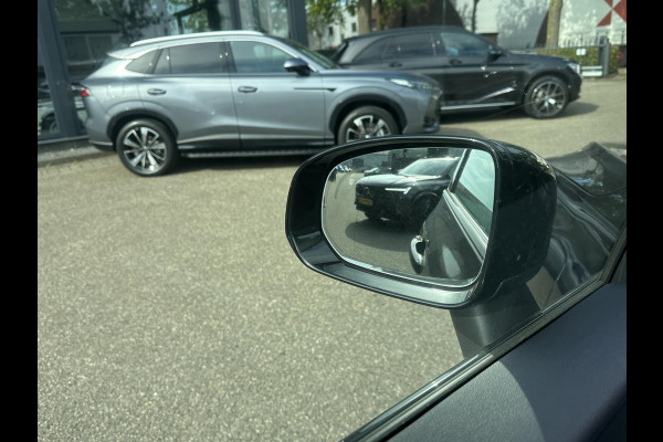 Volvo XC60 2.0 T6 Plug-in hybrid AWD Plus Black Edition SHOWROOM PRIJS VAN €51.900,- NU VOOR SLECHTS €49.877,- | LUCHTVERING | ELEK. TREKHAAK | STOEL + STOELVERWARMING | ACHTERBANK VERWAMRD | HARMAN KARDON | RIJKLAAR | FABRIEKS GARANTIE T/M 7-2027 | PANO |