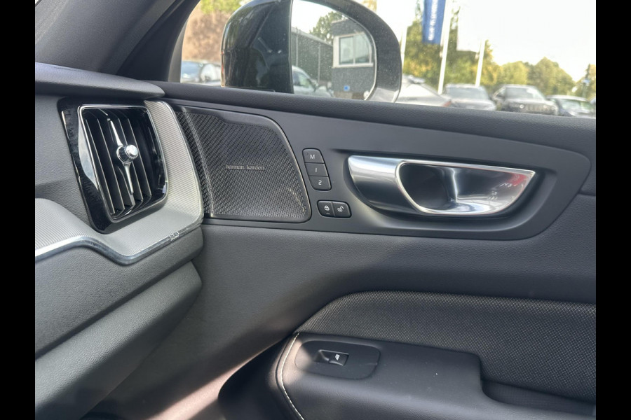Volvo XC60 2.0 T6 Plug-in hybrid AWD Plus Black Edition SHOWROOM PRIJS VAN €51.900,- NU VOOR SLECHTS €49.877,- | LUCHTVERING | ELEK. TREKHAAK | STOEL + STOELVERWARMING | ACHTERBANK VERWAMRD | HARMAN KARDON | RIJKLAAR | FABRIEKS GARANTIE T/M 7-2027 | PANO |