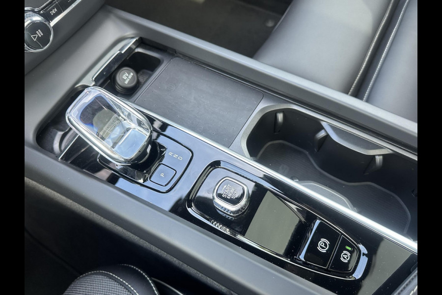 Volvo XC60 2.0 T6 Plug-in hybrid AWD Plus Black Edition SHOWROOM PRIJS VAN €51.900,- NU VOOR SLECHTS €49.877,- | LUCHTVERING | ELEK. TREKHAAK | STOEL + STOELVERWARMING | ACHTERBANK VERWAMRD | HARMAN KARDON | RIJKLAAR | FABRIEKS GARANTIE T/M 7-2027 | PANO |