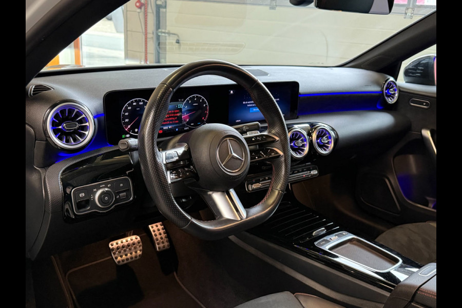 Mercedes-Benz A-Klasse 180 AMG Black Line, Automaat, Panoramadak, Navi, Camera