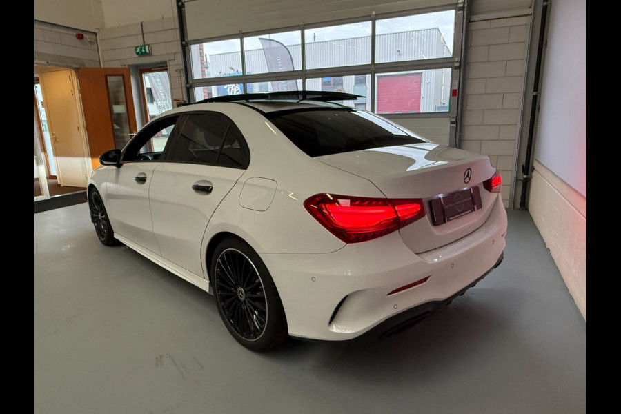 Mercedes-Benz A-Klasse 180 AMG Black Line, Automaat, Panoramadak, Navi, Camera