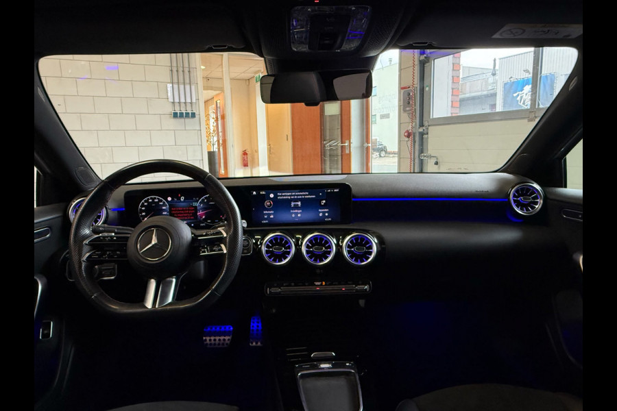 Mercedes-Benz A-Klasse 180 AMG Black Line, Automaat, Panoramadak, Navi, Camera