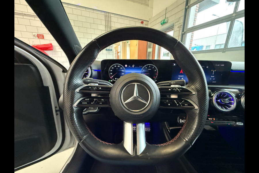 Mercedes-Benz A-Klasse 180 AMG Black Line, Automaat, Panoramadak, Navi, Camera