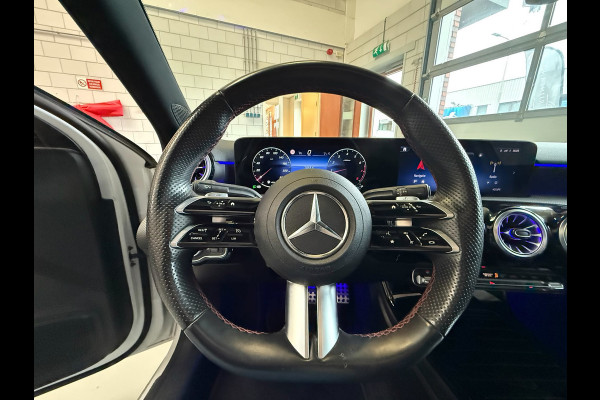 Mercedes-Benz A-Klasse 180 AMG Black Line, Automaat, Panoramadak, Navi, Camera