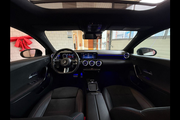 Mercedes-Benz A-Klasse 180 AMG Black Line, Automaat, Panoramadak, Navi, Camera