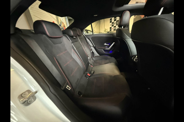 Mercedes-Benz A-Klasse 180 AMG Black Line, Automaat, Panoramadak, Navi, Camera