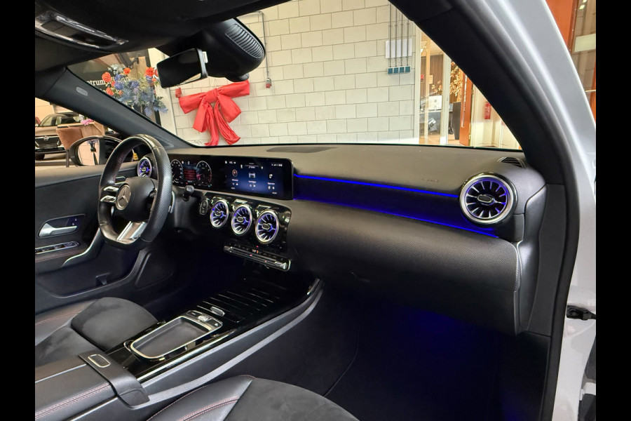 Mercedes-Benz A-Klasse 180 AMG Black Line, Automaat, Panoramadak, Navi, Camera
