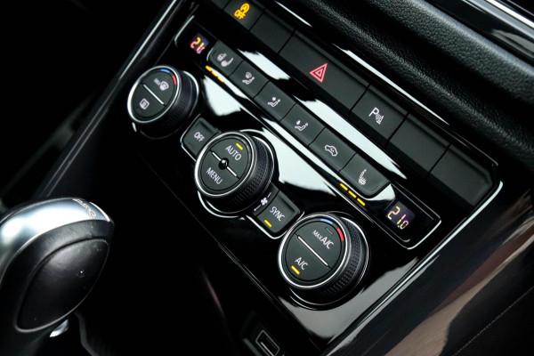 Volkswagen T-Roc 2.0TSI 4Motion Sport 190pk DSG! 1e|DLR|Panoramadak|Virtual Cockpit|LED Plus|Sportstoelen|PDC|CarPlay|Beats|18inch