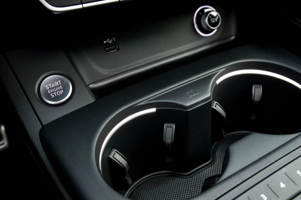Audi A4 Avant 2.0 TFSI S line Black Edition Facelift 245pk S-Tronic! Supersport Kuipstoelen|Panoramadak|Virtual Cockpit|LED Matrix