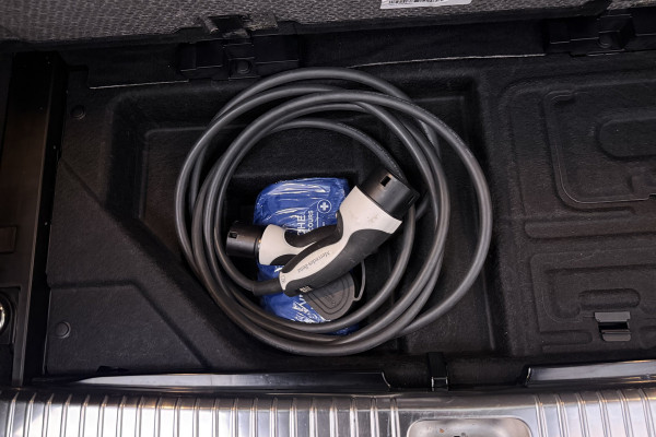 Mercedes-Benz C-Klasse Estate 300 e Premium Plus Pack (BURMEISTER, STOELVERWARMING, SFEEVERLICHTING, ELEKTR STOELEN, NAVIGATIE, PARKEERSENSOREN)