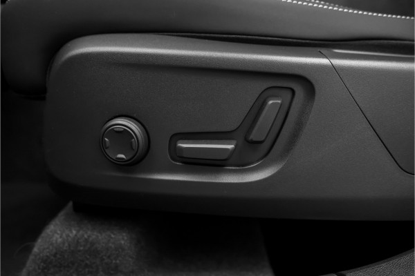 Volvo XC40 1.5 T5 Plug-in hybrid Plus Dark Pano H&K Elek Trekhaak 360° ACC