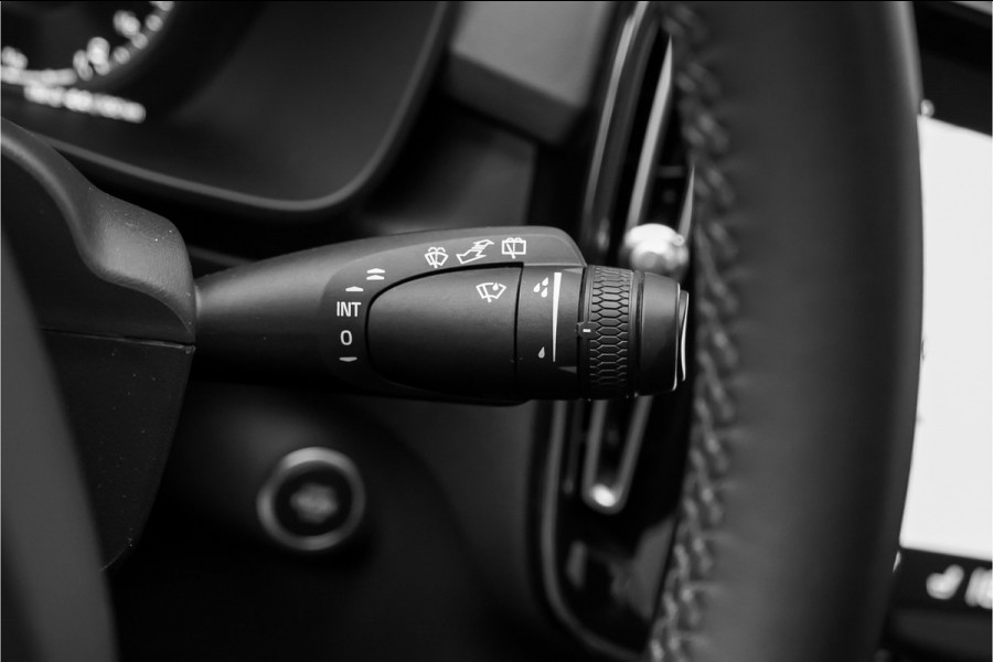 Volvo XC40 1.5 T5 Plug-in hybrid Plus Dark Pano H&K Elek Trekhaak 360° ACC
