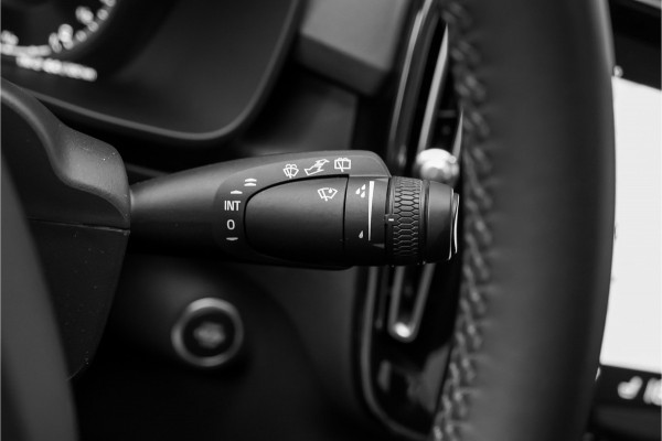 Volvo XC40 1.5 T5 Plug-in hybrid Plus Dark Pano H&K Elek Trekhaak 360° ACC