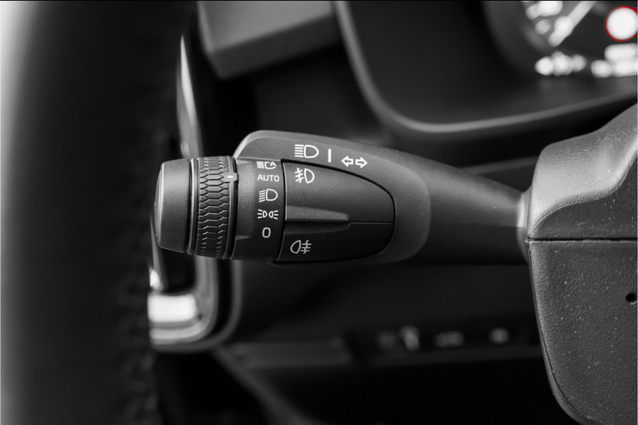 Volvo XC40 1.5 T5 Plug-in hybrid Plus Dark Pano H&K Elek Trekhaak 360° ACC