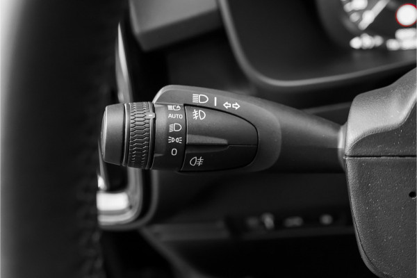 Volvo XC40 1.5 T5 Plug-in hybrid Plus Dark Pano H&K Elek Trekhaak 360° ACC