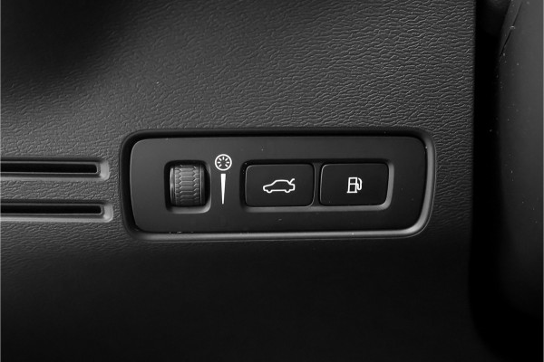Volvo XC40 1.5 T5 Plug-in hybrid Plus Dark Pano H&K Elek Trekhaak 360° ACC