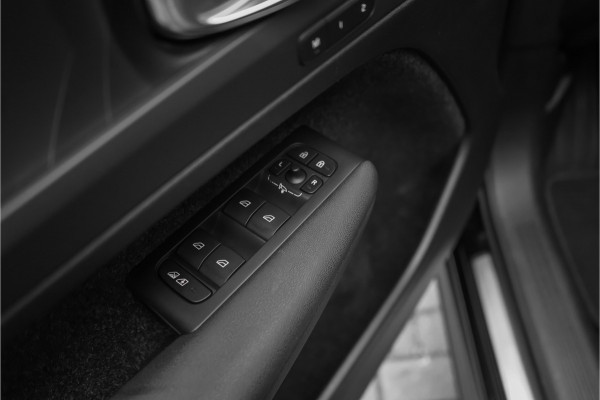 Volvo XC40 1.5 T5 Plug-in hybrid Plus Dark Pano H&K Elek Trekhaak 360° ACC