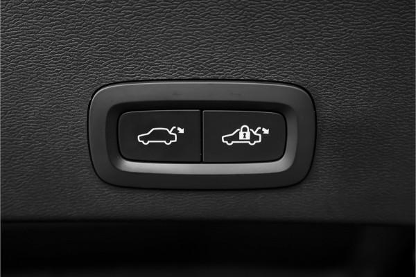 Volvo XC40 1.5 T5 Plug-in hybrid Plus Dark Pano H&K Elek Trekhaak 360° ACC