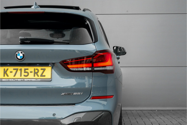 BMW X1 xDrive25i High Executive M-Sport Pano Trekhaak H/K Shadow Stuurverw 20"