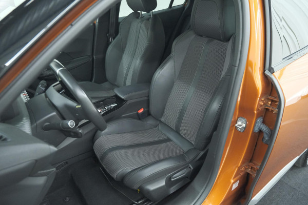 Peugeot e-2008 EV GT 50 kWh | 11 KW Lader | 96,3% SOH | Adaptieve Cruise Control | Dodehoekdetectie | Stoelverwarming | Navigatie