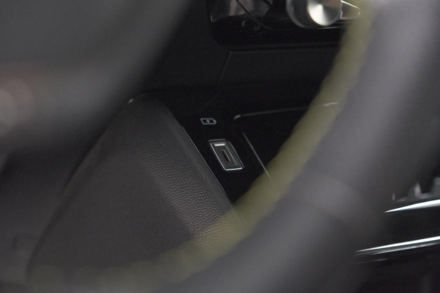 Peugeot e-2008 EV GT 50 kWh | 11 KW Lader | 96,3% SOH | Adaptieve Cruise Control | Dodehoekdetectie | Stoelverwarming | Navigatie