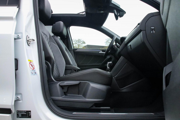Volkswagen Tiguan 1.4 TSI eHybrid R-Line Business DSG 245pk Panoramadak|Virtual Cockpit|IQ LED Plus|NAVI|ACC|Black|19inch|Trekhaak
