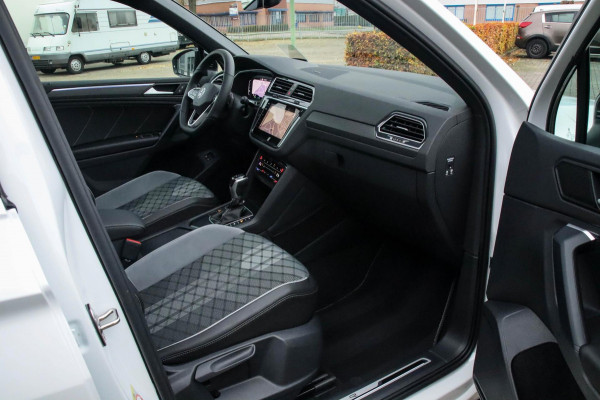 Volkswagen Tiguan 1.4 TSI eHybrid R-Line Business DSG 245pk Panoramadak|Virtual Cockpit|IQ LED Plus|NAVI|ACC|Black|19inch|Trekhaak