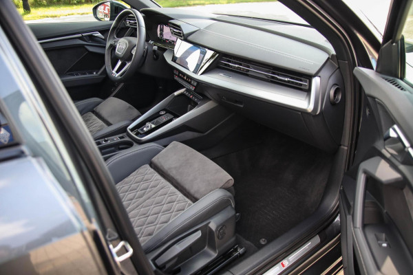 Audi A3 Sportback 40 TFSI e PHEV S Edition S-line 204pk S-Tronic! 1e|DLR|Panoramadak|Virtual Cockpit|Kuipstoelen|LED Matrix|Black