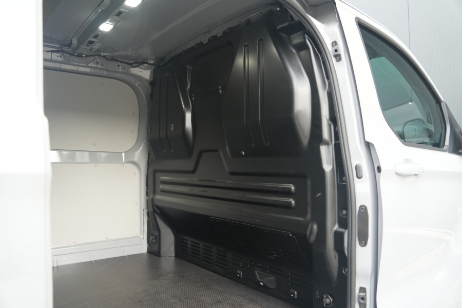 Ford Transit Custom 320 2.0 TDCI L2H1 Limited 170pk - Trekhaak - ACC - Blindspot - Stoel/Stuurverwarming - Sidesteps - Rijklaar