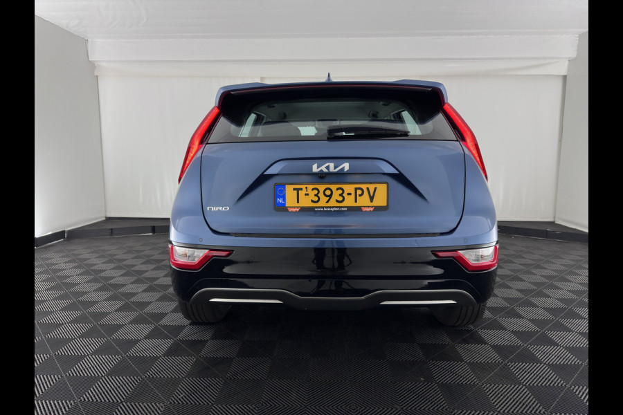 Kia Niro EV DynamicLine 64.8 kWh [3-Fase-11kW] {SoH-99%} (INCL-BTW) Aut. *LEATHER-FABRIC | ADAPTIVE-CRUISE | NAVI-FULLMAP | LANE-ASSIST | DIGI-COCKPIT | KEYLESS | CAMERA | DAB | COMFORTSEATS | SHIFTPADDLES | ECC | PDC | CARPLAY | 17''ALU*