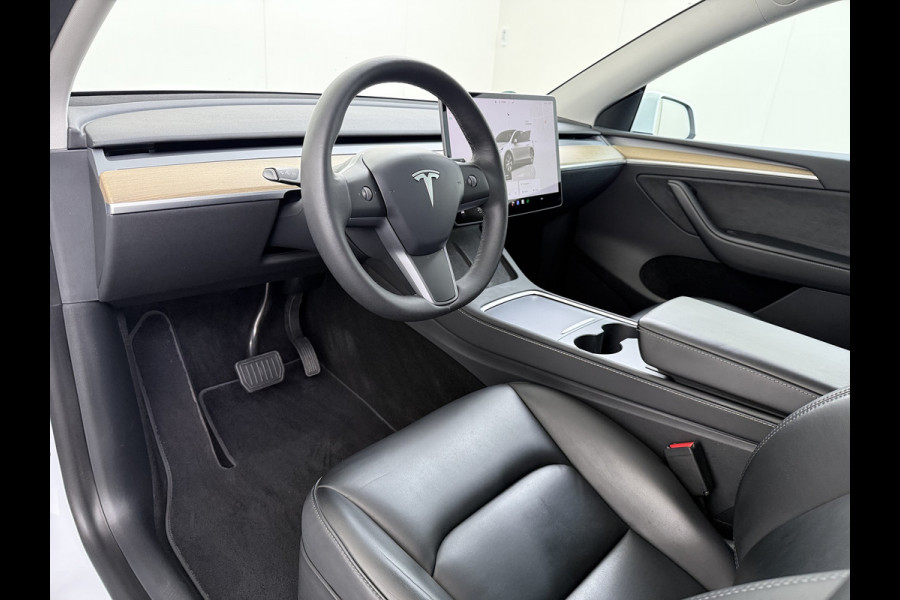 Tesla Model Y RWD 300PK SOH 90% Trekhaak Warmtepomp LFP-Accu Premium-Audio AMD Ryzen™ Camera's Navi Ecc Led Lmv 19" Privacy Glas Leder Stoel+Stuurverwarming Panoramadak Bluetooth Elek.Achterklep 1.600KG Trekgewicht 1e Eigenaar Origineel Nederlandse Auto
