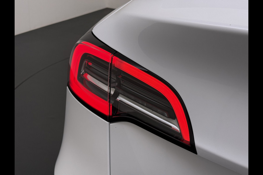 Tesla Model Y RWD 300PK SOH 90% Trekhaak Warmtepomp LFP-Accu Premium-Audio AMD Ryzen™ Camera's Navi Ecc Led Lmv 19" Privacy Glas Leder Stoel+Stuurverwarming Panoramadak Bluetooth Elek.Achterklep 1.600KG Trekgewicht 1e Eigenaar Origineel Nederlandse Auto
