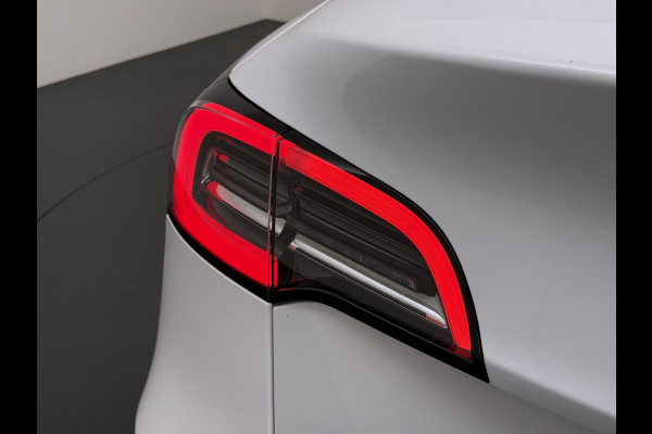 Tesla Model Y RWD 300PK SOH 90% Trekhaak Warmtepomp LFP-Accu Premium-Audio AMD Ryzen™ Camera's Navi Ecc Led Lmv 19" Privacy Glas Leder Stoel+Stuurverwarming Panoramadak Bluetooth Elek.Achterklep 1.600KG Trekgewicht 1e Eigenaar Origineel Nederlandse Auto