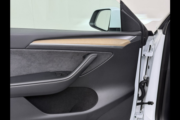 Tesla Model Y RWD 300PK SOH 90% Trekhaak Warmtepomp LFP-Accu Premium-Audio AMD Ryzen™ Camera's Navi Ecc Led Lmv 19" Privacy Glas Leder Stoel+Stuurverwarming Panoramadak Bluetooth Elek.Achterklep 1.600KG Trekgewicht 1e Eigenaar Origineel Nederlandse Auto