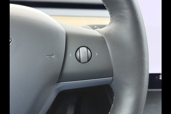 Tesla Model Y RWD 300PK SOH 90% Trekhaak Warmtepomp LFP-Accu Premium-Audio AMD Ryzen™ Camera's Navi Ecc Led Lmv 19" Privacy Glas Leder Stoel+Stuurverwarming Panoramadak Bluetooth Elek.Achterklep 1.600KG Trekgewicht 1e Eigenaar Origineel Nederlandse Auto