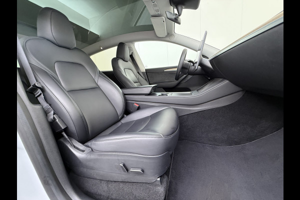Tesla Model Y RWD 300PK SOH 90% Trekhaak Warmtepomp LFP-Accu Premium-Audio AMD Ryzen™ Camera's Navi Ecc Led Lmv 19" Privacy Glas Leder Stoel+Stuurverwarming Panoramadak Bluetooth Elek.Achterklep 1.600KG Trekgewicht 1e Eigenaar Origineel Nederlandse Auto