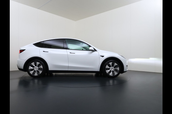 Tesla Model Y RWD 300PK SOH 90% Trekhaak Warmtepomp LFP-Accu Premium-Audio AMD Ryzen™ Camera's Navi Ecc Led Lmv 19" Privacy Glas Leder Stoel+Stuurverwarming Panoramadak Bluetooth Elek.Achterklep 1.600KG Trekgewicht 1e Eigenaar Origineel Nederlandse Auto
