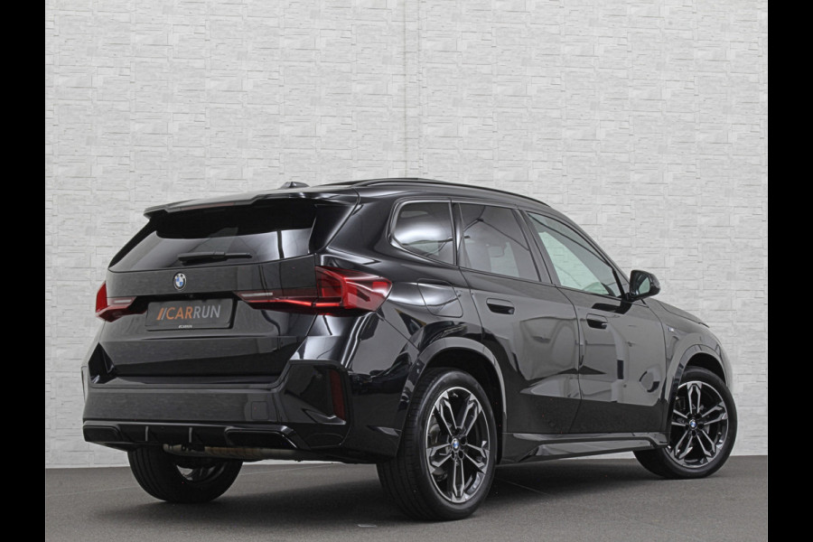 BMW X1 sDrive18i M-Sport | Panorama | Trekhaak | Origineel Nederlands | Sfeerverlichting | Carplay | 19 inch | Getint Glas | DAB | Sportstoelen | Camera | Autom. Achterklep |