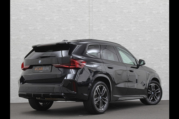 BMW X1 sDrive18i M-Sport | Panorama | Trekhaak | Origineel Nederlands | Sfeerverlichting | Carplay | 19 inch | Getint Glas | DAB | Sportstoelen | Camera | Autom. Achterklep |